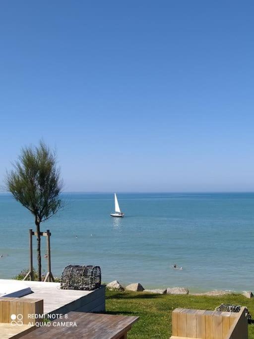 La Chaloupe Gites De Mer Жюлувіль-ле-Пін Екстер'єр фото